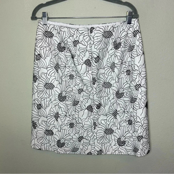 Worth New York White Faux Leather Skirt with  Black Floral Embroidery Size 8 - Picture 3 of 8